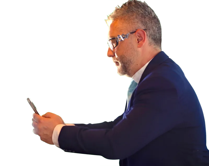 Calix conférencier B2B inspirant à Lyon, smartphone à la main — disponibilité, réactivité, devis 24h